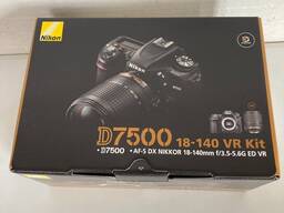 Cámara DSLR Nikon D7500 con objetivo de 18-140 mm