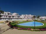 Недвижимость в Испании, Новые квартиры рядом с пляжем от застройщика в Торре де Ла Орадада - фото 1