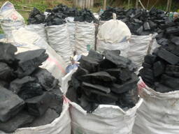 Wir liefern Hartholzkohle für Industrie und Gastronomie.